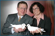 Herr und Frau Droll mit zwei ihrer weissen Tauben